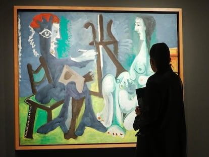 Una mujer contempla el cuadro 'El pintor y la modelo' (1963) de Picasso en la Fundación Bancaja.