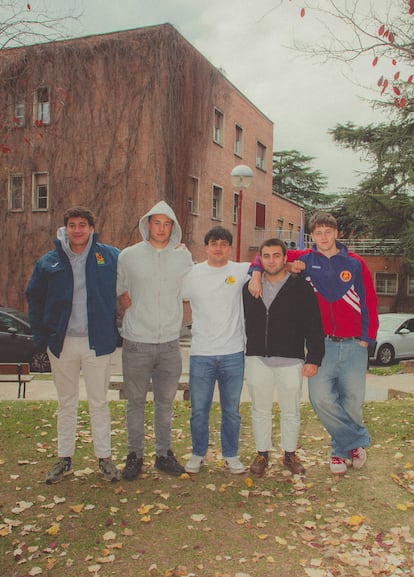 Colegiales del CMU Ximénez de Cisneros. De izda. a dcha.: Pablo Barbadillo (Sevilla, 18 años); Manex Vinuesa, (Bilbao, 18); Pablo Bárcena (A Coruña, 18); Yeyu Rodríguez (Tomelloso, 18) y Oihan Arriola (San Javier, 18).