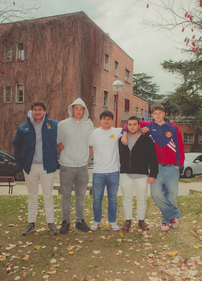 Colegiales del CMU Cardenal Cisneros. De izda. a dcha.: Pablo Barbadillo (Sevilla, 18 años); Manex Vinuesa, (Bilbao, 18); Pablo Bárcena (A Coruña, 18); Yeyu Rodríguez (Tomelloso, 18) y Oihan Arriola (San Javier, 18).