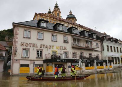 Los equipos de rescate navegan por las calles inundadas de la localidad austríaca de Melk, a la sombra de la imponente abadía barroca que se alza sobre el pueblo.