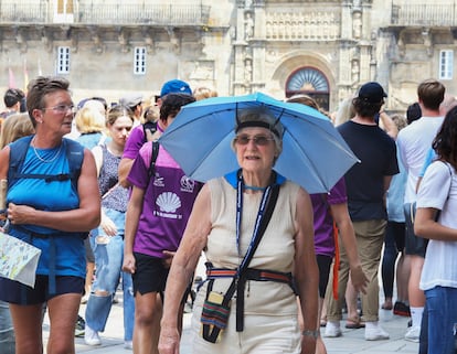 Una turista se protege del sol en la Plaza del Obradoiro con un sombrero sombrilla en Santiago de Compostela, el sábado.