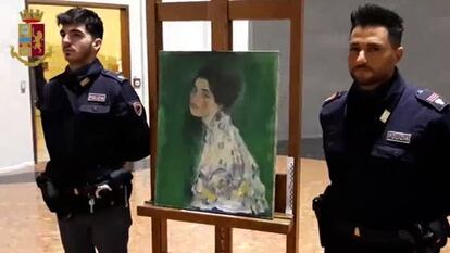 La policía italiana custodia la obra de Klimt encontrada.