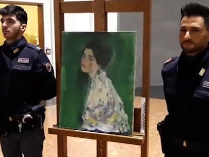 La policía italiana custodia la obra de Klimt encontrada.