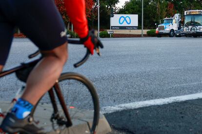 Un ciclista circula por el exterior de la sede de Meta en Mountain View, California