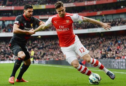 Giroud controla el balón frente a Emre Can.