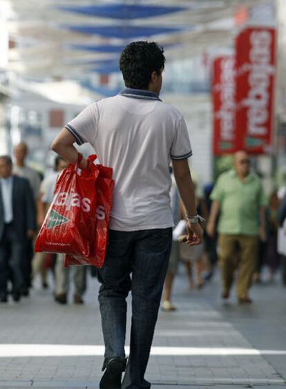 Un cliente de compras en las rebajas.