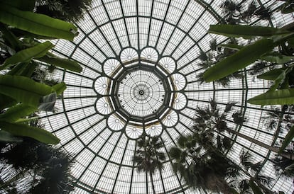 Vista interior de la bóbeda de los invernaderos reales de Laeken en Bruselas (Bélgica).