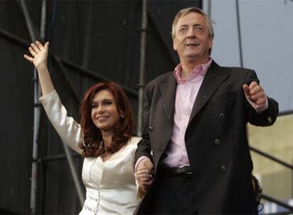 La presidenta argentina, Cristina Fernández, y su marido, Néstor Kirchner, en un acto en La Matanza.