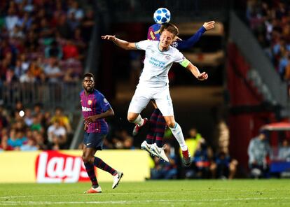 El defensa del Barcelona, Gerard Piqué  y el delantero holandés del PSV Eindhoven, Luuk de Jong, durante el partido.