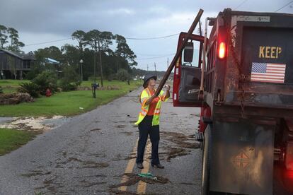 Wanda Williams, del Gobierno del condado de Mobile, limpia los restos dejados por la tormenta tropical Gordon a su paso por la zona, en Bayou La Batre, Alabama (EE UU).