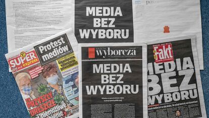 Imagen de las primeras páginas de los principales medios polacos en los que se lee "Medios sin elección", en Varsovia, este miércoles.