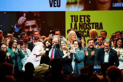 El presidente de la Generalitat, Quim Torra (en el centro) flanqueado con la candidata para el Congreso, Laura Borras (a la izquierda), y la candidata por la alcalda de Barcelona Elsa Artadi (a la derecha), con el cartel de campa?a durante el acto de inicio de campa?a de JxCat, en Barcelona.