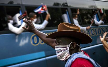 Un hombre saluda a los médicos, parte de la primera brigada médica cubana del contingente Henry Reeve, a su llegada a La Habana, Cuba.. Los médicos cubanos habían ido a Italia el 22 de marzo para ayudar en la emergencia sanitaria en la región de Lombardía.