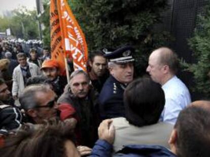 Funcionarios griegos intentan boicotear una reunión germanohelena