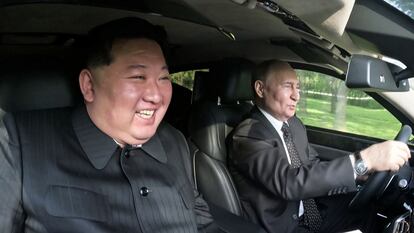 El presidente ruso, Vladímir Putin, y el líder norcoreano, Kim Jong-un, en una limusina Aurus en Pyongyang el pasado junio.