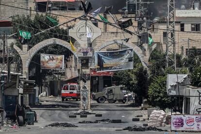 Un vehículo militar israelí y una ambulancia palestina durante la operación militar de Israel a gran escala en la ciudad cisjordana de Jenin.