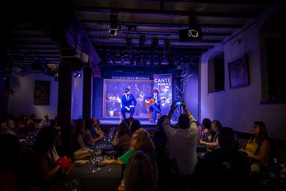 Un cantaor y un guitarrista participan en las pruebas selectivas del Festival Internacional del Cante de las Minas, en el Corral de la Morería, Madrid.