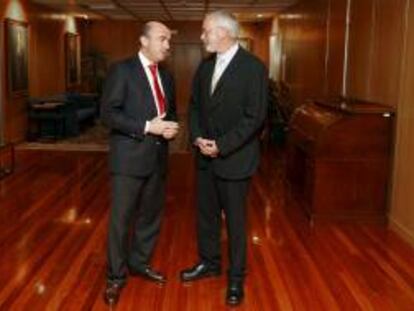 El ministro de Economía y Competitividad, Luis de Guindos (i), y el presidente del Banco Europeo de Inversiones (BEI), Werner Hoyer.