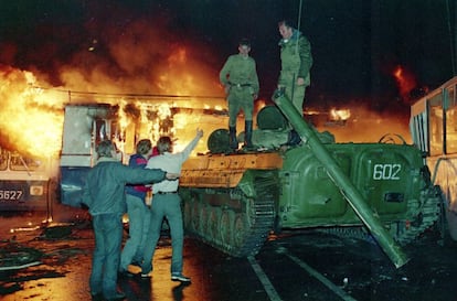 Tres civiles increpan a soldados soviéticos, en Moscú, el 21 de agosto de 1991.