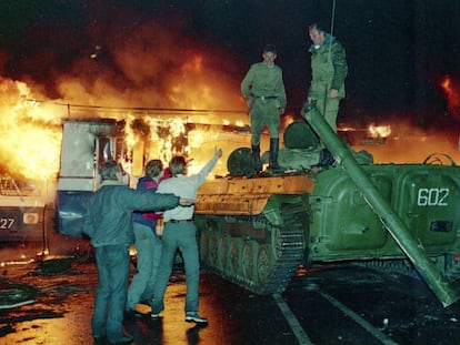 Tres civiles increpan a soldados soviéticos, en Moscú, el 21 de agosto de 1991.