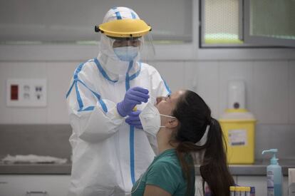 Un sanitari fent una PCR en un centre de salut de Barcelona.