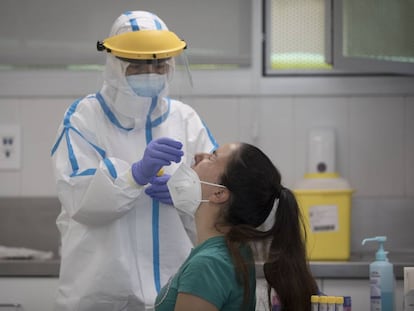 Un sanitari fent una PCR en un centre de salut de Barcelona.