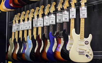 Guitarras en un expositor.