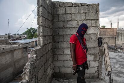 Un pandillero, con pasamontañas y armado con una pistola, posa para una foto en el barrio Portail Leogane de Puerto Príncipe, el 16 de septiembre de 2021.