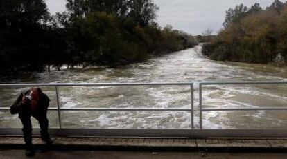 Una imagen del pasado 27 de diciembre del pantano de Bornos (Cádiz) desembalsando agua.