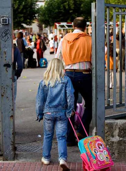 Una niña entra en su colegio en el centro de Vitoria.