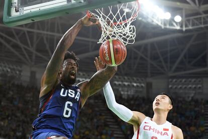 DeAndre Jordan hace un mate durante el partido de EEUU contra China.