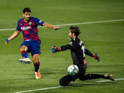 Suárez, en el momento de marcar el gol del derbi.