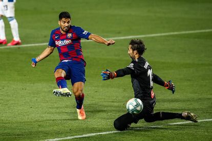 Suárez, en el momento de marcar el gol del derbi.