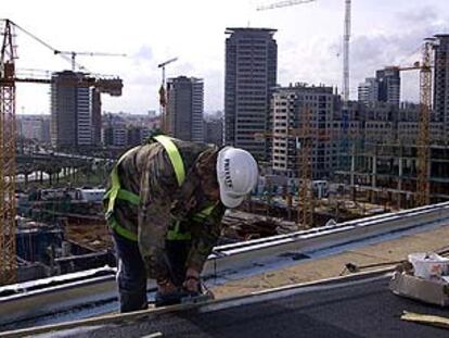 Trabajos en la cubierta del centro de convenciones del Fòrum, con edificios de Diagonal Mar al fondo.