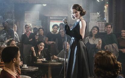 La actriz Rachel Brosnahan, en la serie 'La maravillosa señora Maisel'.