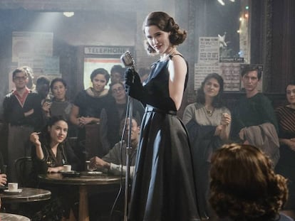 La actriz Rachel Brosnahan, en la serie 'La maravillosa señora Maisel'.
