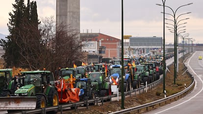 Más de 200 tractores en la N-330 pasan por la localidad de Cuarte de Huerva de camino a Zaragoza este viernes.