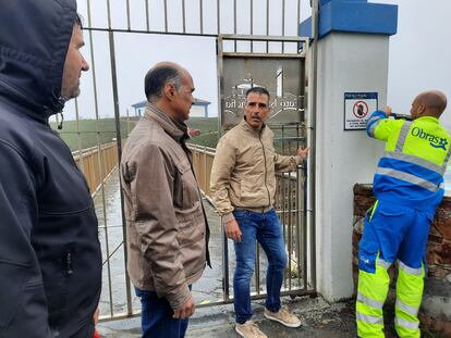 El alcalde de Ribadeo, en el centro, ordena la retirada del cartel que prohibe acceder a la isla Pancha el pasado viernes 12.