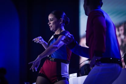 Una mujer baila música típica de República Dominicana durante la plenaria.