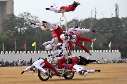 Miembros del equipo 'Shwet Ashw' durante los ensayos para la celebración del Día de la República de La India en Bangalore. 