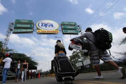 Transeúntes en el puente que une Colombia y Venezuela. 