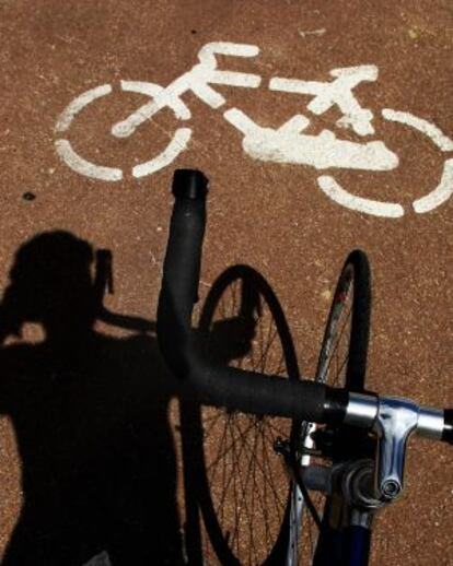 Un curso ense&ntilde;a el s&aacute;bado a circular seguro en bici.