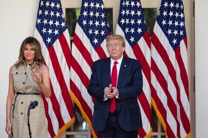 Trump, junto a su mujer, Melania, este jueves en la Casa Blanca en Washington.