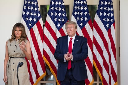 Trump, junto a su mujer, Melania, este jueves en la Casa Blanca en Washington.