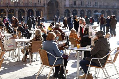 Varias personas disfrutan de una terraza en Salamanca.