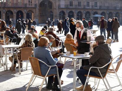 Varias personas disfrutan de una terraza en Salamanca.