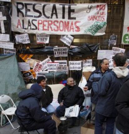 Afectados por los desahucios acampan ante la sede de Bankia en la madrile&ntilde;a plaza de Celenque.