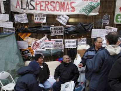 Afectados por los desahucios acampan ante la sede de Bankia en la madrile&ntilde;a plaza de Celenque.