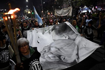 Ciudadanos portan una pancarta con un retrato de la primera dama y el presidente Juan Domingo Perón.