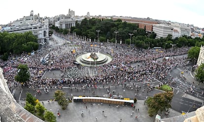 Un momento de la gran marcha del Orgullo 2025 a su paso por la plaza de Cibeles en su recorrido este sábado en Madrid.
